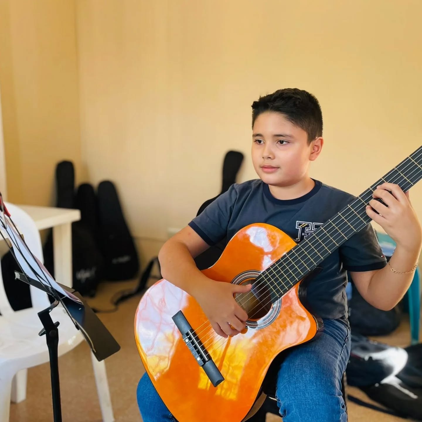 Alumno de clases de guitarra en Centro Musical Base, Chiquimula